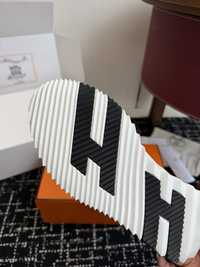 HER SHOES HM-22
