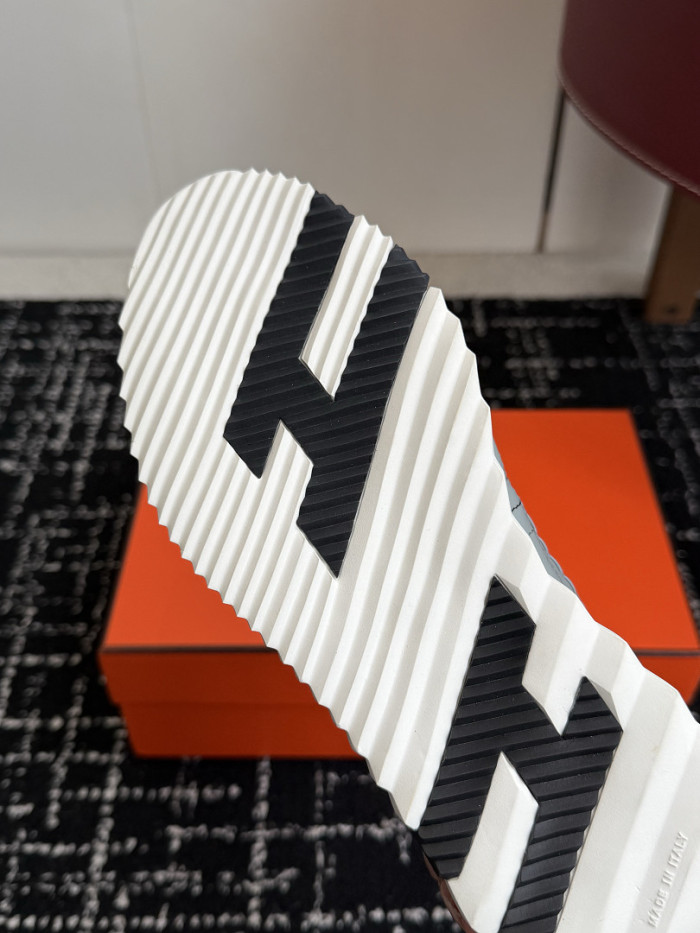 HER SHOES HM-33