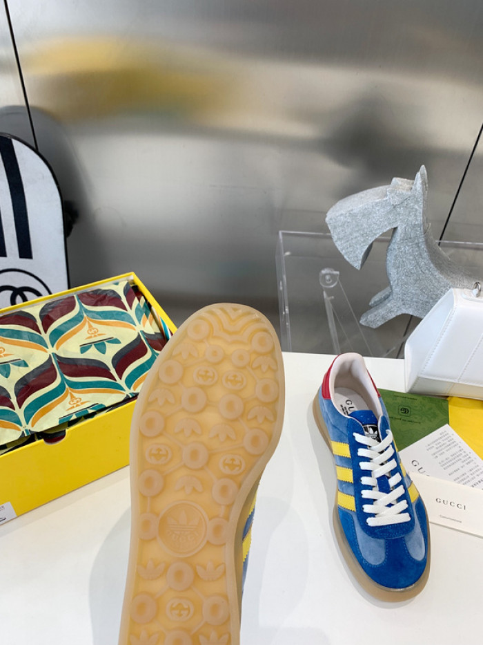 ad low-top sneaker